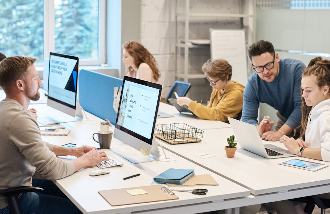 一个团队在会议室里进行内容策略的头脑风暴