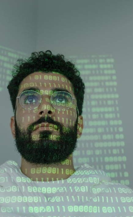 代表网络安全与信任的盾牌和锁的图标