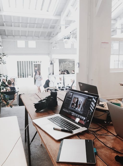 手机屏幕显示Instagram应用，一个帖子获得了大量的点赞