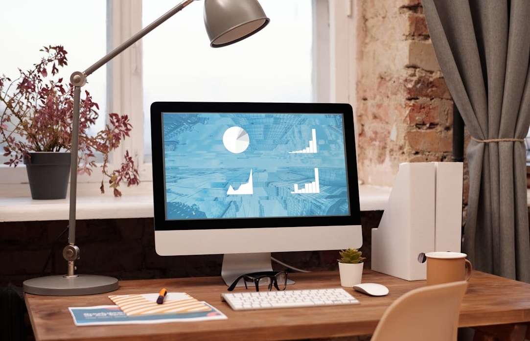 一名营销专家正在分析Facebook视频的互动数据图表