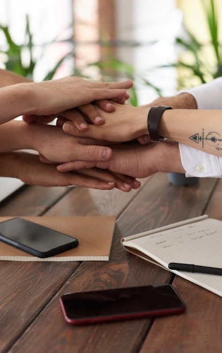 团队成员围绕着一个充满积极评论的社交媒体帖子进行庆祝