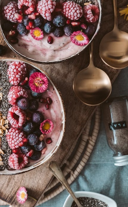 一部手机屏幕上显示着推特界面,推文下方有很高的浏览量数字