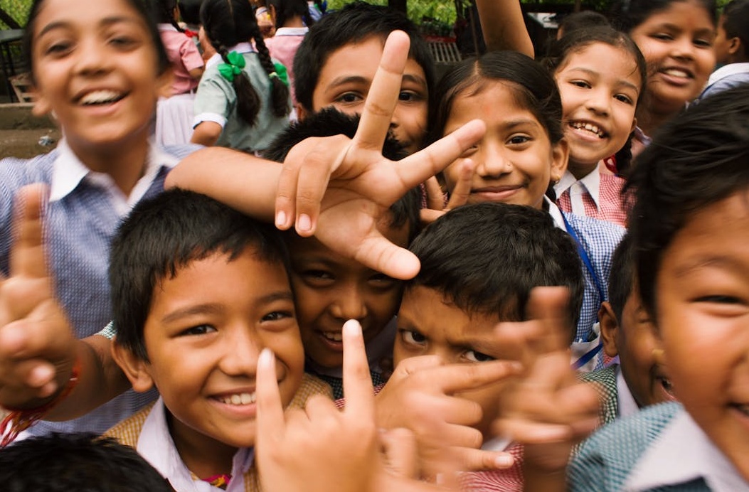 一群人聚精会神地听讲,象征着推特内容的高影响力和社会认同