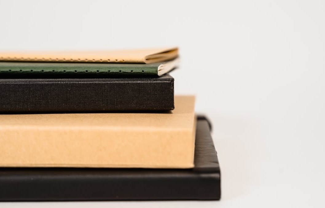 雪球滚下山坡,象征着由Facebook买粉引发的自然增长效应