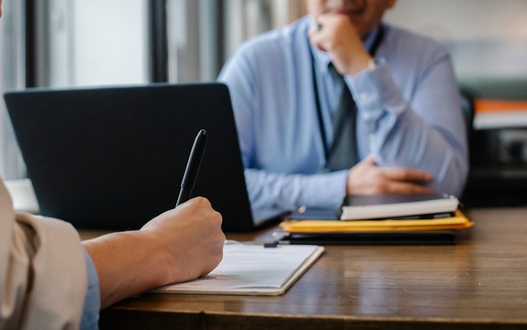 营销策略图,展示Facebook买粉如何与其他营销渠道协同工作