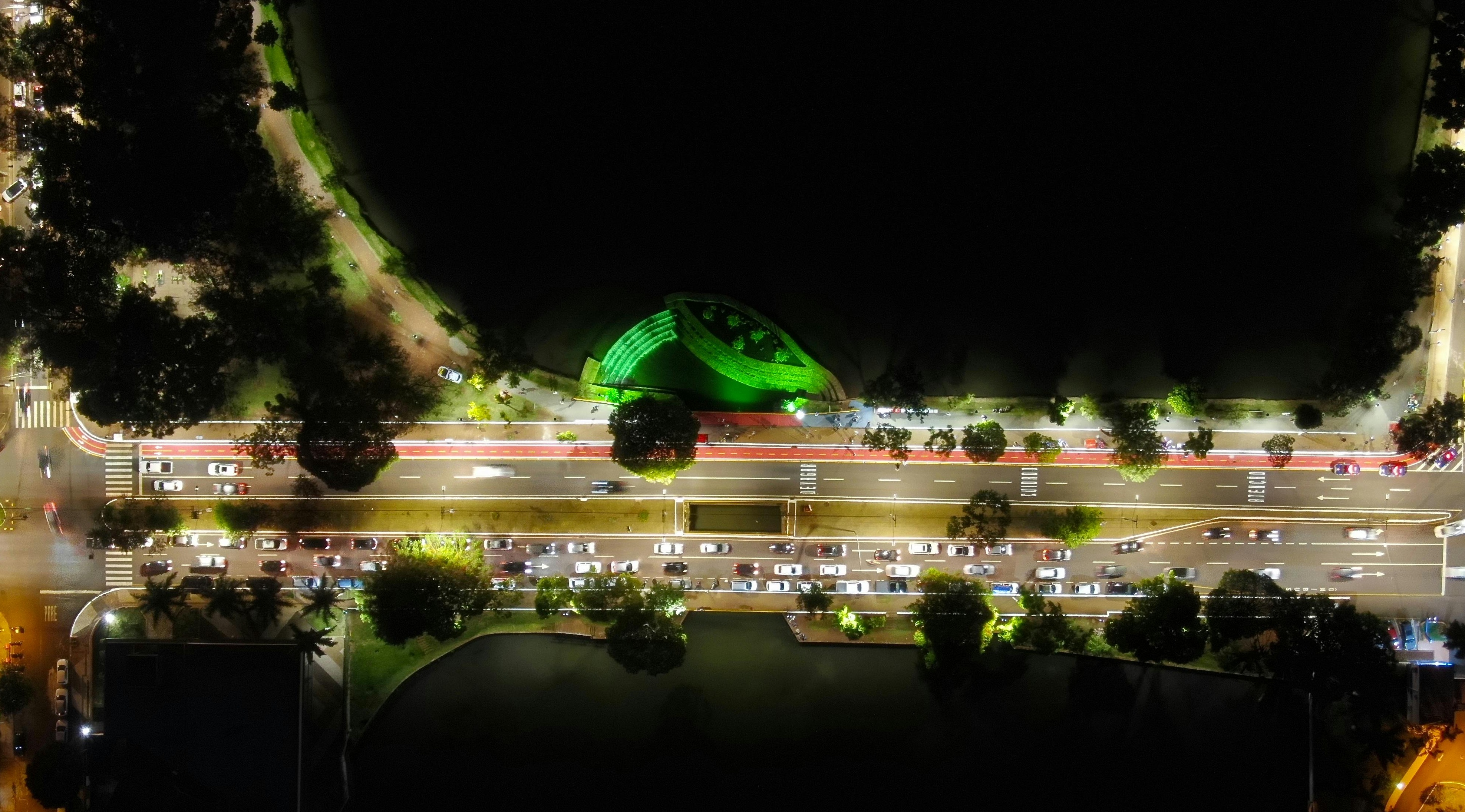 智能手机屏幕上显示的TikTok应用,点赞图标突出显示