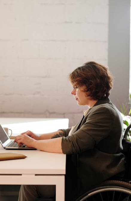 一位用户正在手机上浏览Instagram视频,屏幕上显示着点赞和评论图标