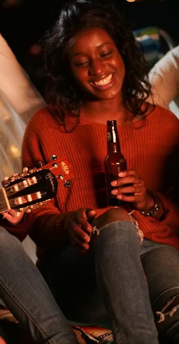 一位内容创作者正在专注地编辑视频,说明了节省时间的重要性