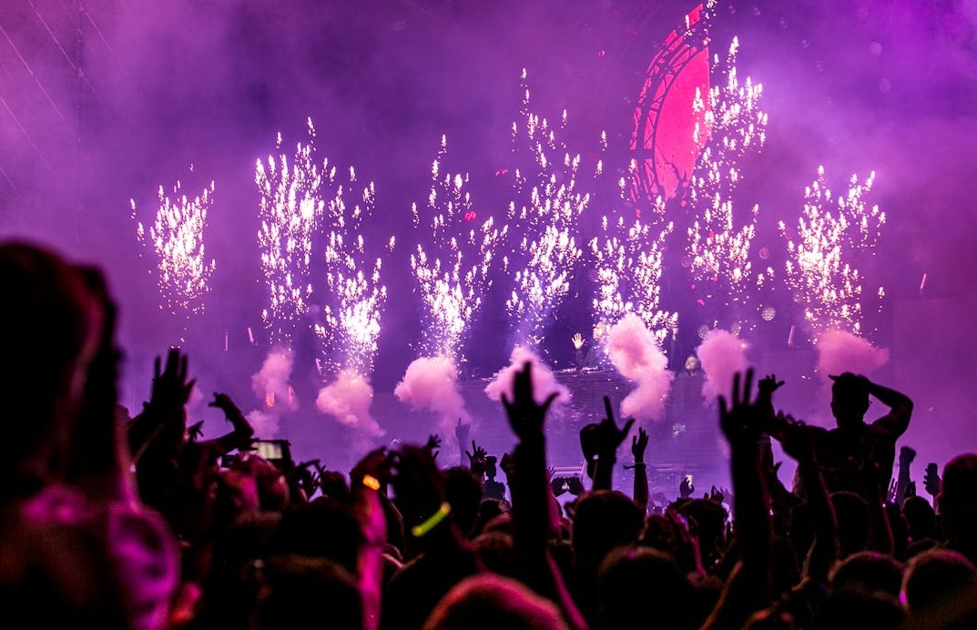 一群人热情地观看表演,体现了社会认同感的强大力量