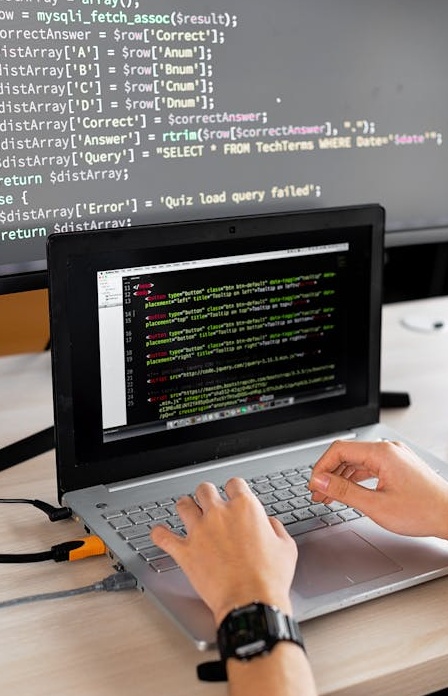 创作者正在拍摄TikTok视频，强调优质内容是基础