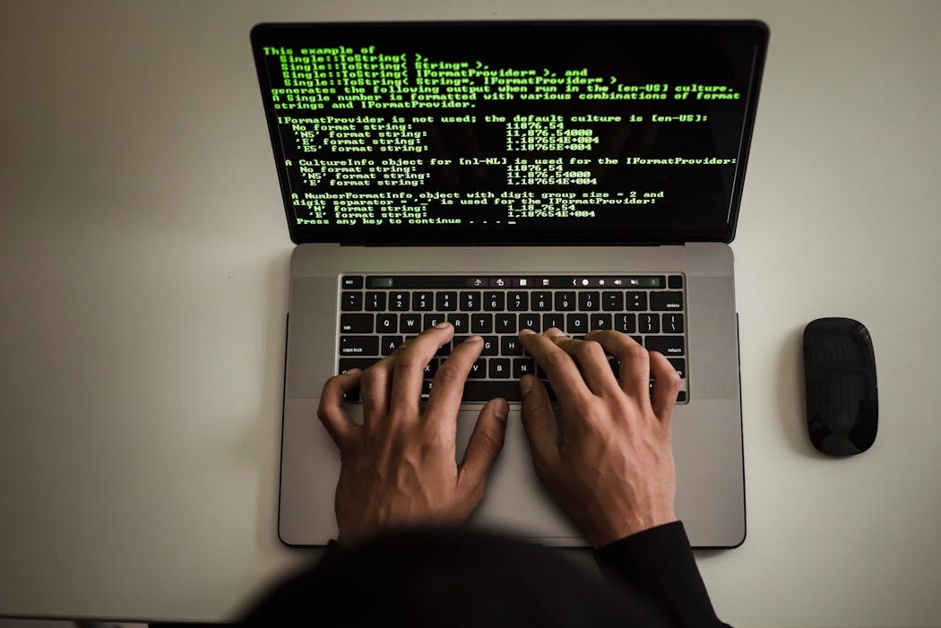 代表在线安全和隐私的锁和电脑