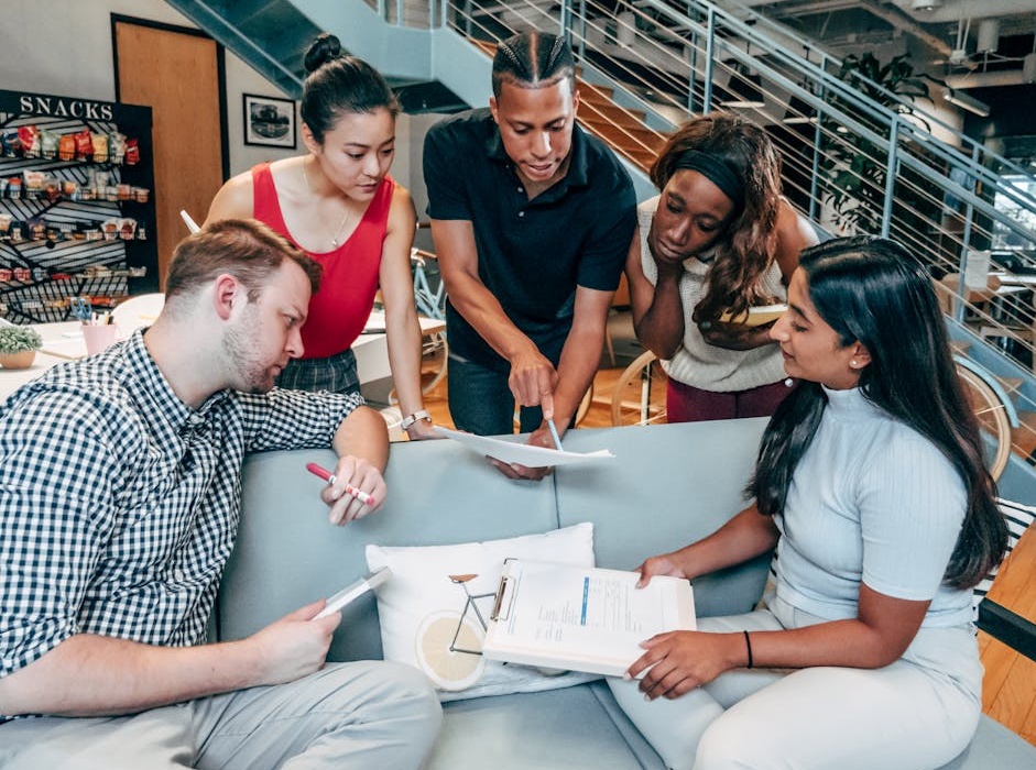 用户在手机上为Facebook帖子点赞,体现社会认同