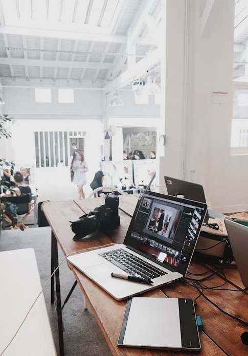 一个人在手机上成功发布Instagram内容