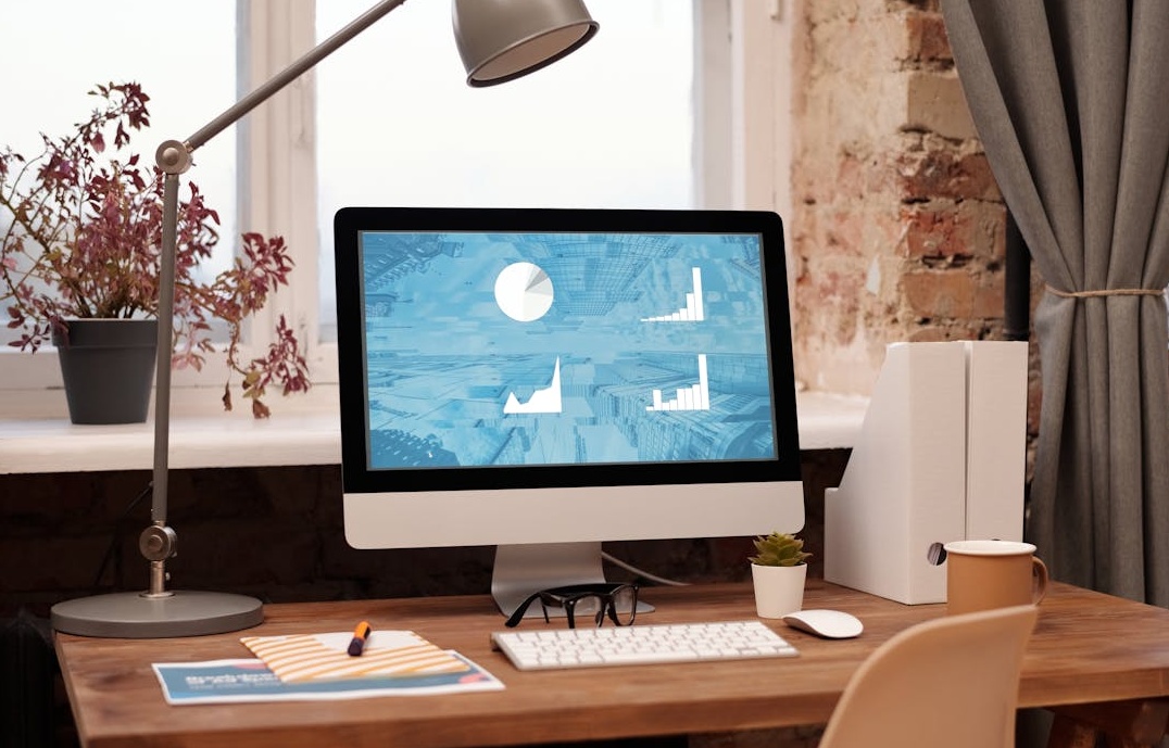 一群人对社交媒体内容点赞,象征着社会认同感