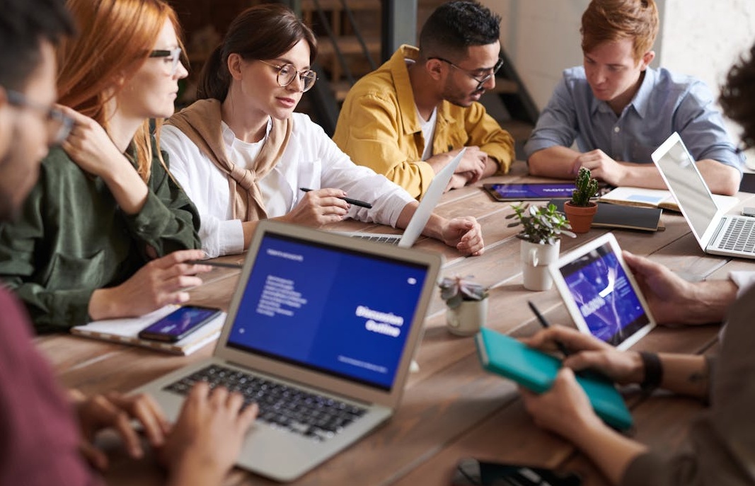 团队成员在电脑前认真分析和筛选数据,代表了精心选择的过程