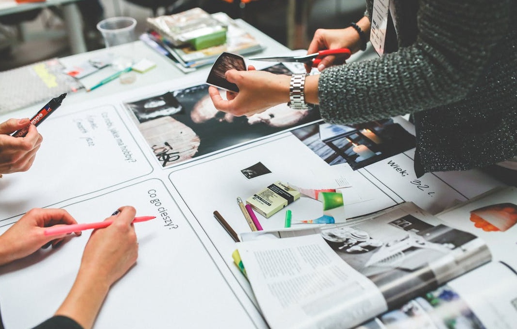 用户在手机上查看Instagram的数据分析报告,以优化其内容策略