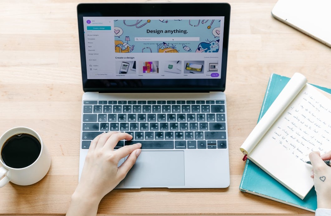 创作者正在分析YouTube后台数据,策略性地进行YouTube买点赞