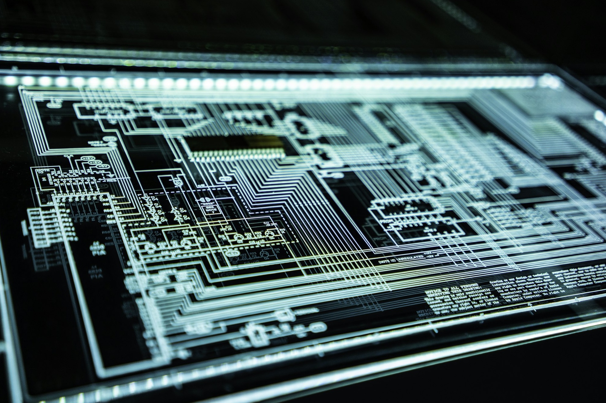 一个代表账户安全的盾牌图标,强调安全刷粉的重要性
