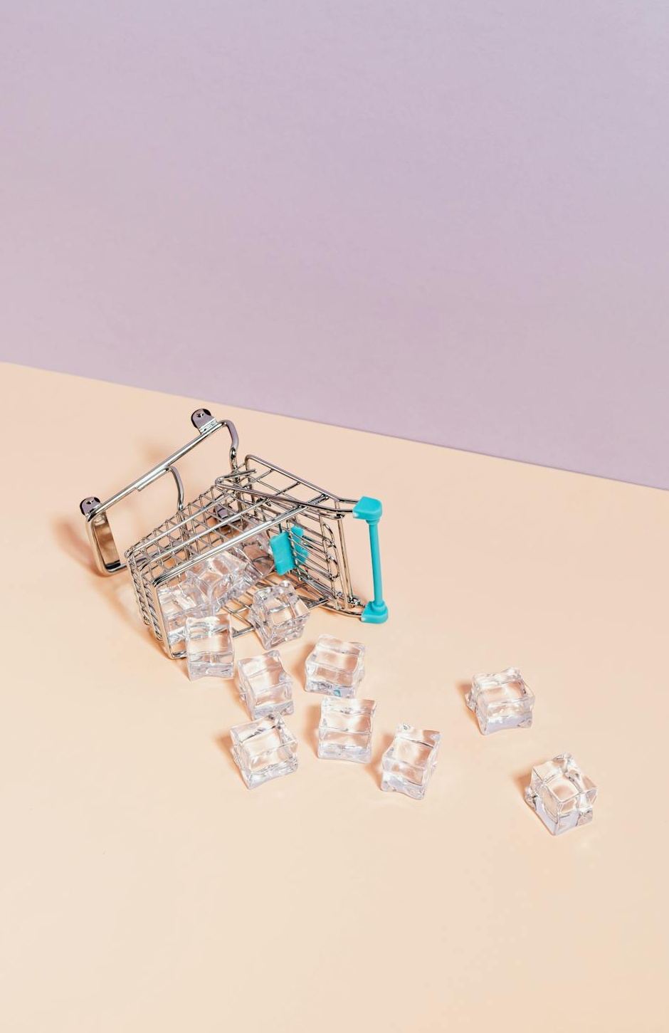 一群人围绕着笔记本电脑和手机，讨论社交媒体增长策略，屏幕上显示着图表和数据。