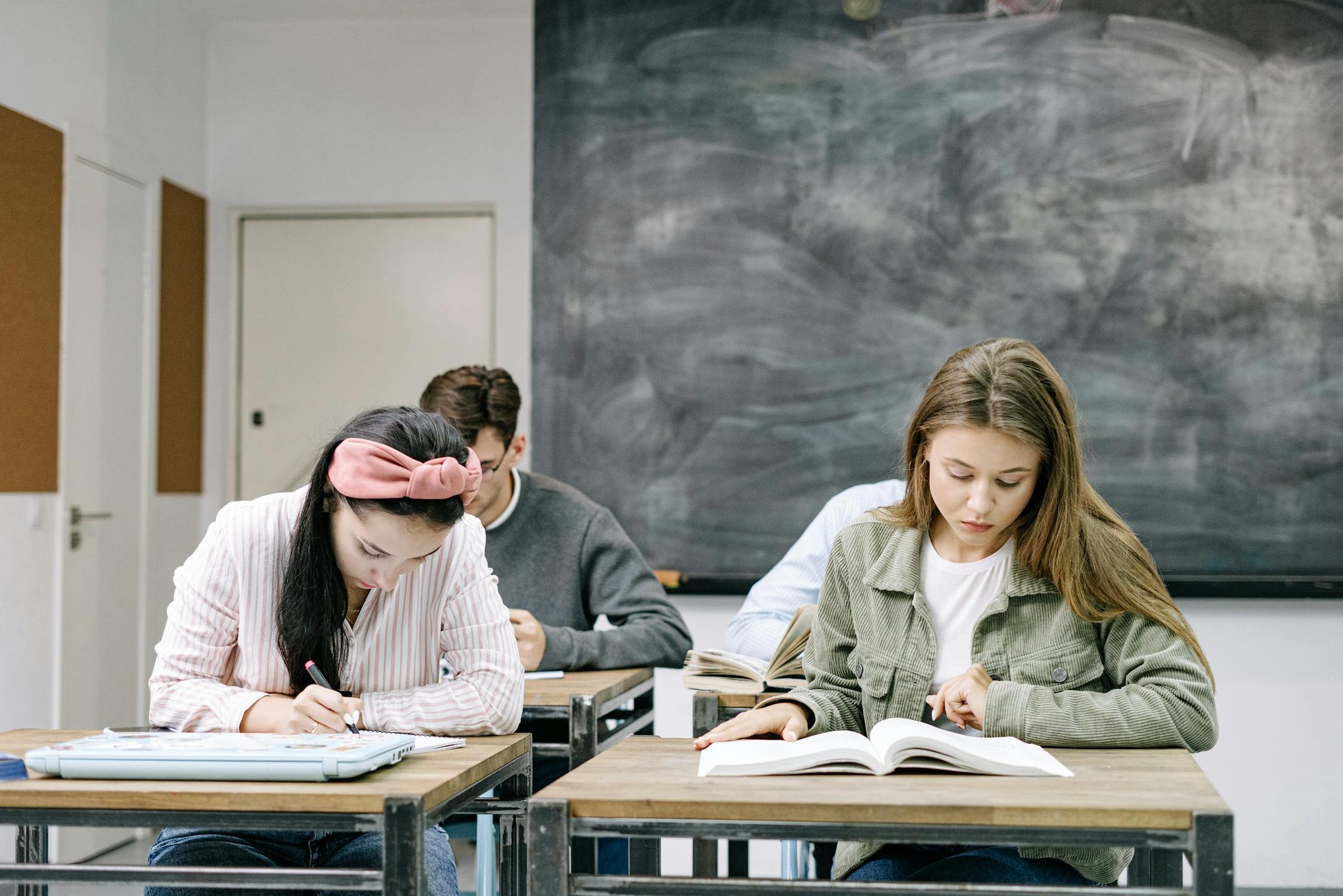 一个商业图表和数字化的分析仪表板，显示了业务增长和成功的指标，旁边放着一个装满钞票的钱袋。