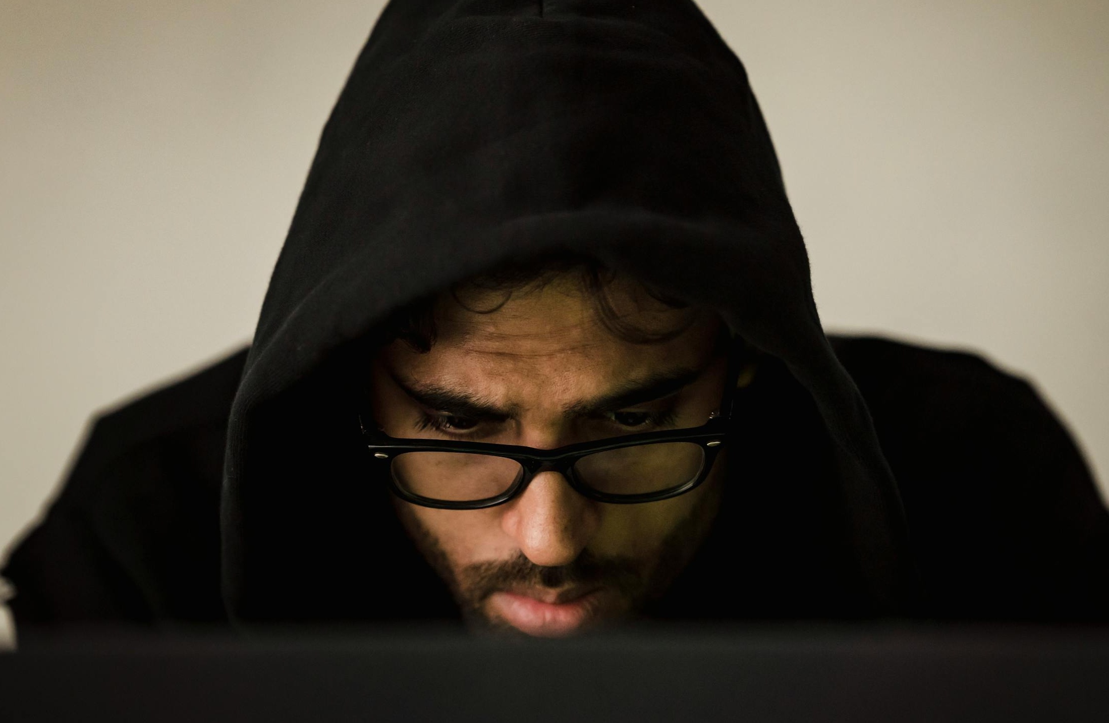 一位博主对着摄像头录制视频，桌子上摆放着专业设备和笔记本电脑，展示着内容创作场景。