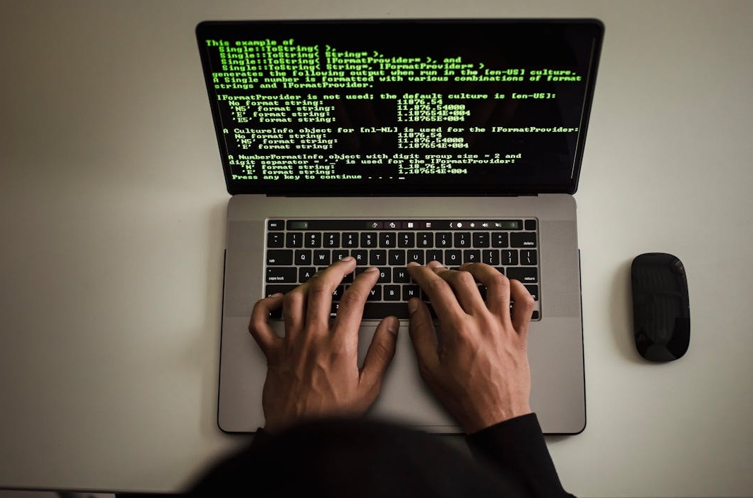 一个人在电脑屏幕前仔细筛选和比较不同的服务商