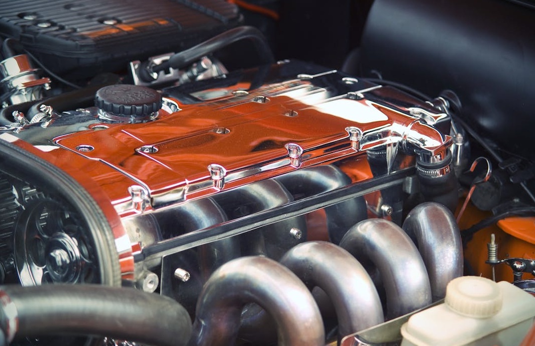 一枚火箭正在发射升空,象征着YouTube频道的快速启动和增长