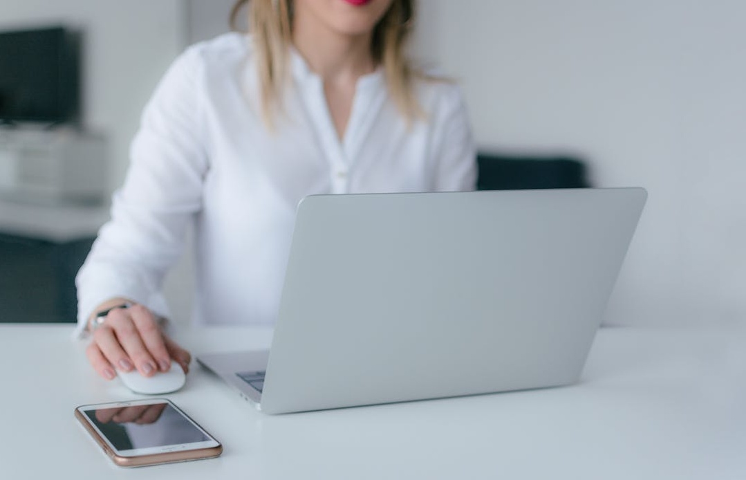 社交证明概念图,人群聚集代表受欢迎程度