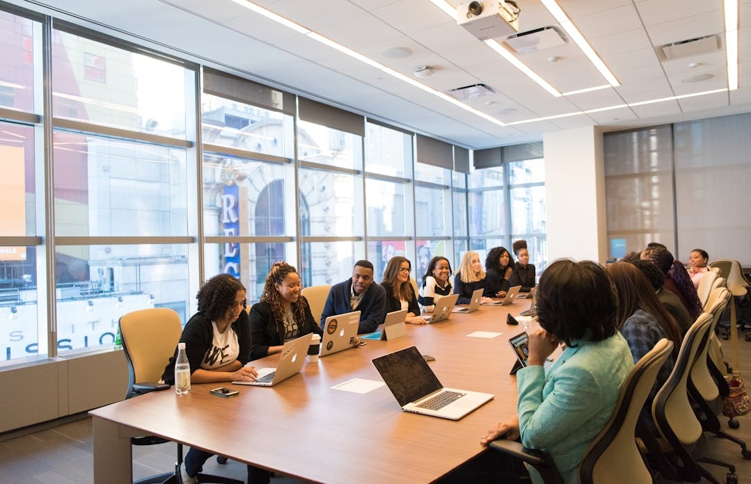 成功的营销团队在庆祝项目成功