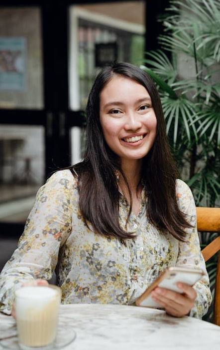 手机屏幕上展示推特(X平台)收到大量点赞通知