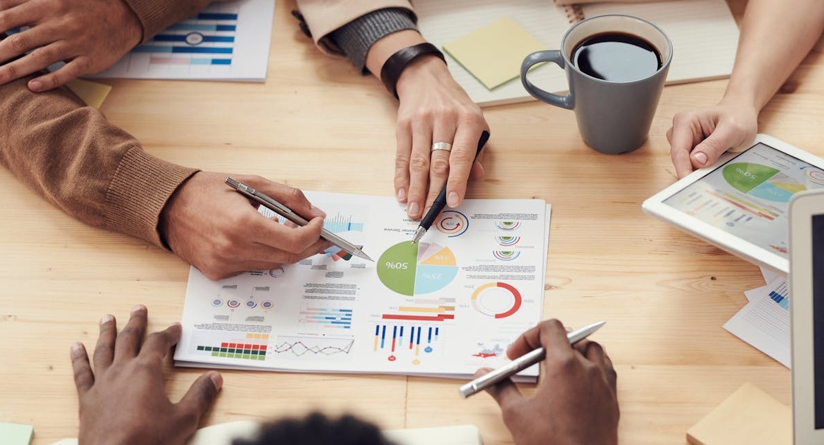 营销专家正在分析推特账户的增长数据和用户画像