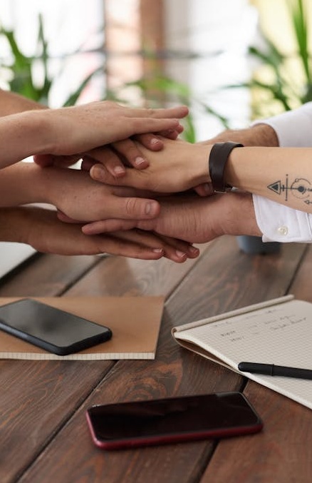 社交证明概念图,一个意见领袖被众多关注者围绕