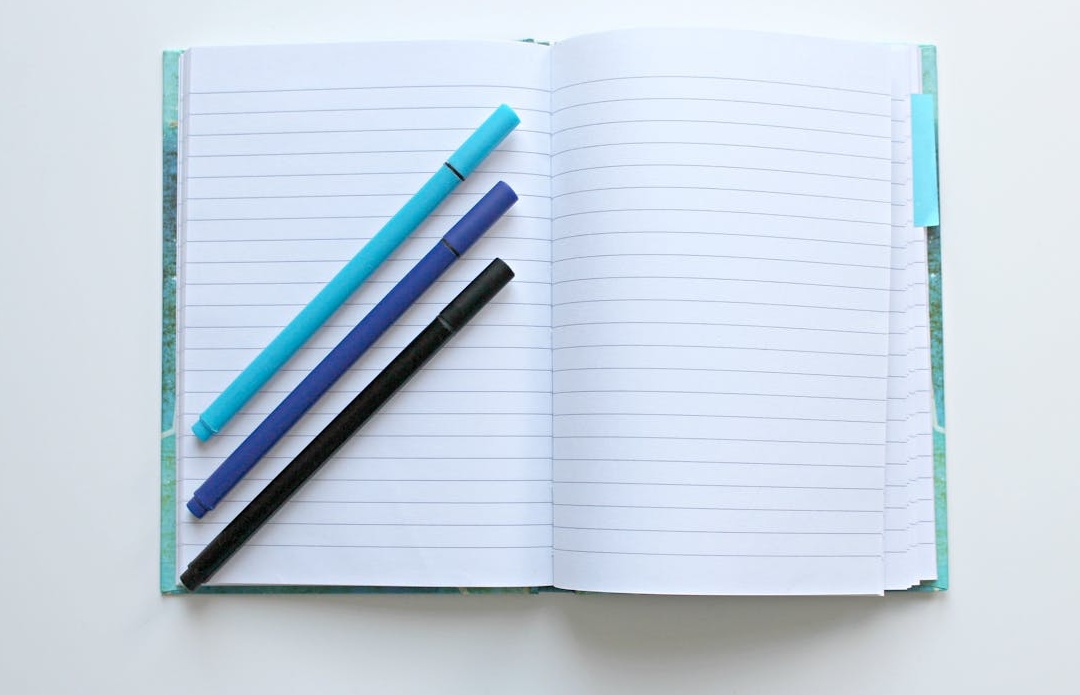 人群聚集,象征社会认同感和大众吸引力