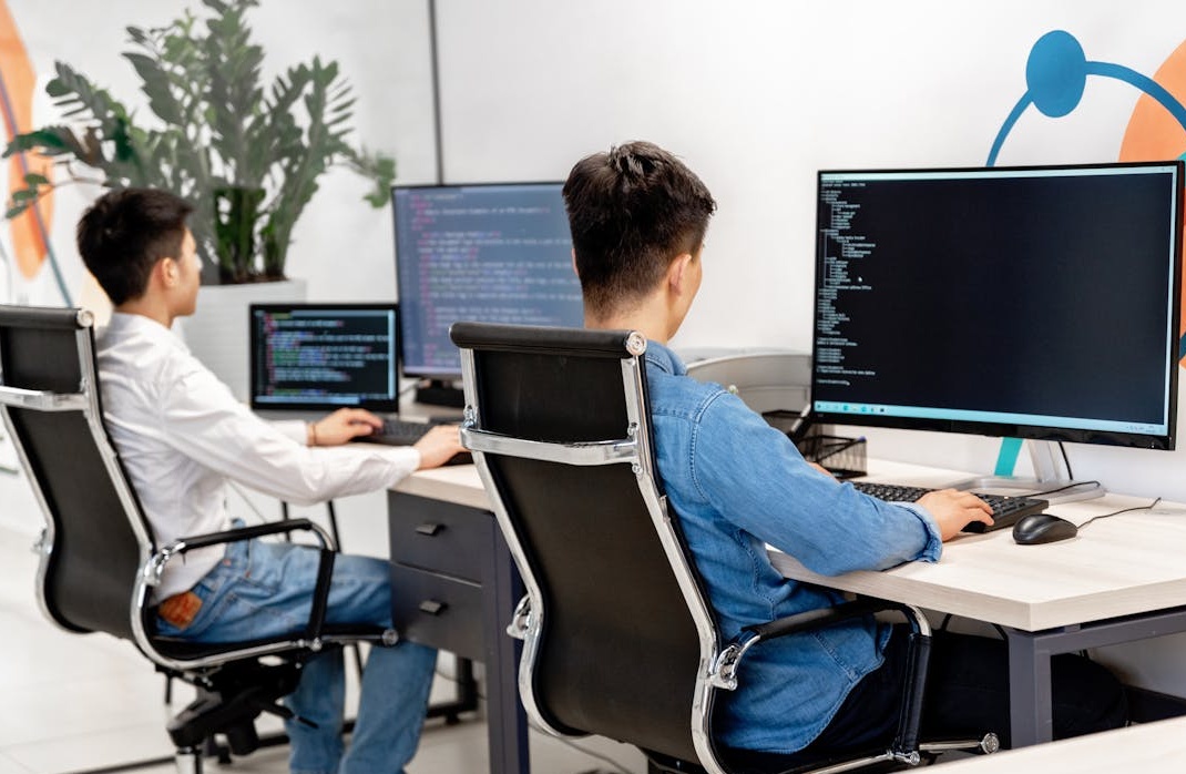 一位成功的YouTube创作者在他的工作室里庆祝