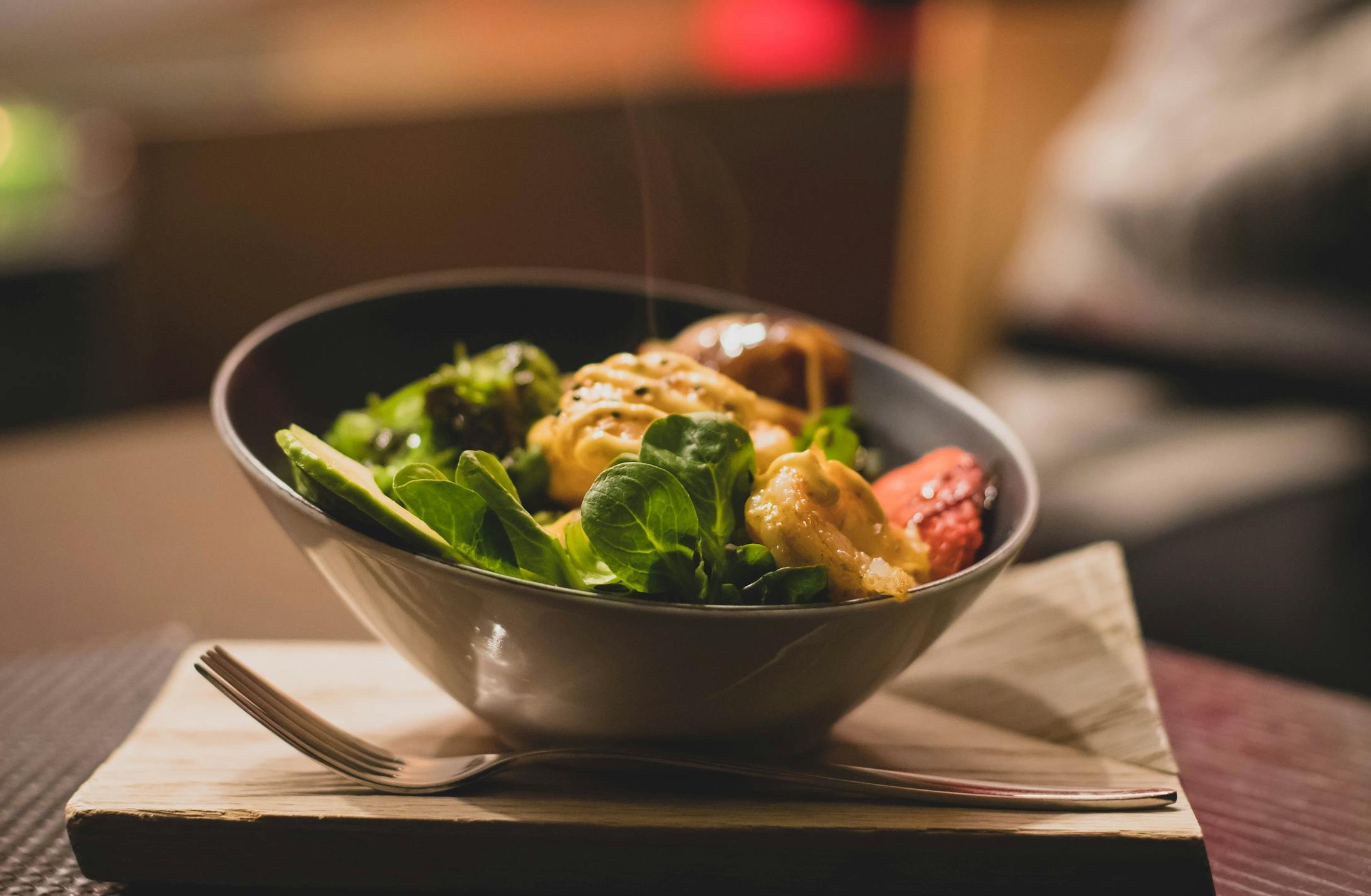 2025年推特(X)平台界面展示了激烈的竞争环境