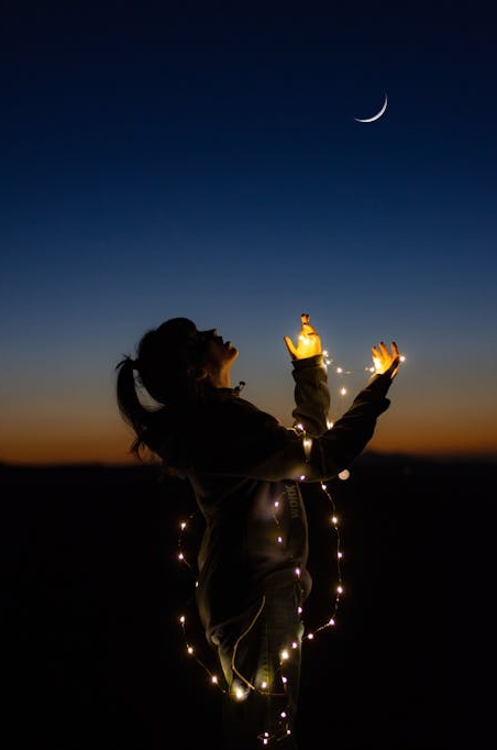 Instagram帖文下方显示着大量的点赞和评论，体现了强大的社会认同感