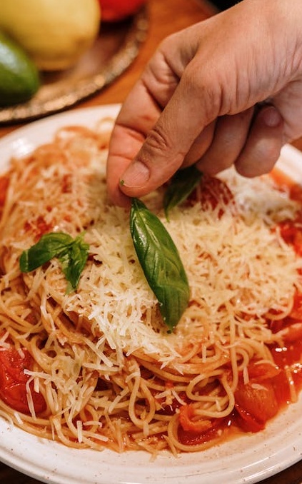 手机上显示着一个高互动率的Instagram帖子