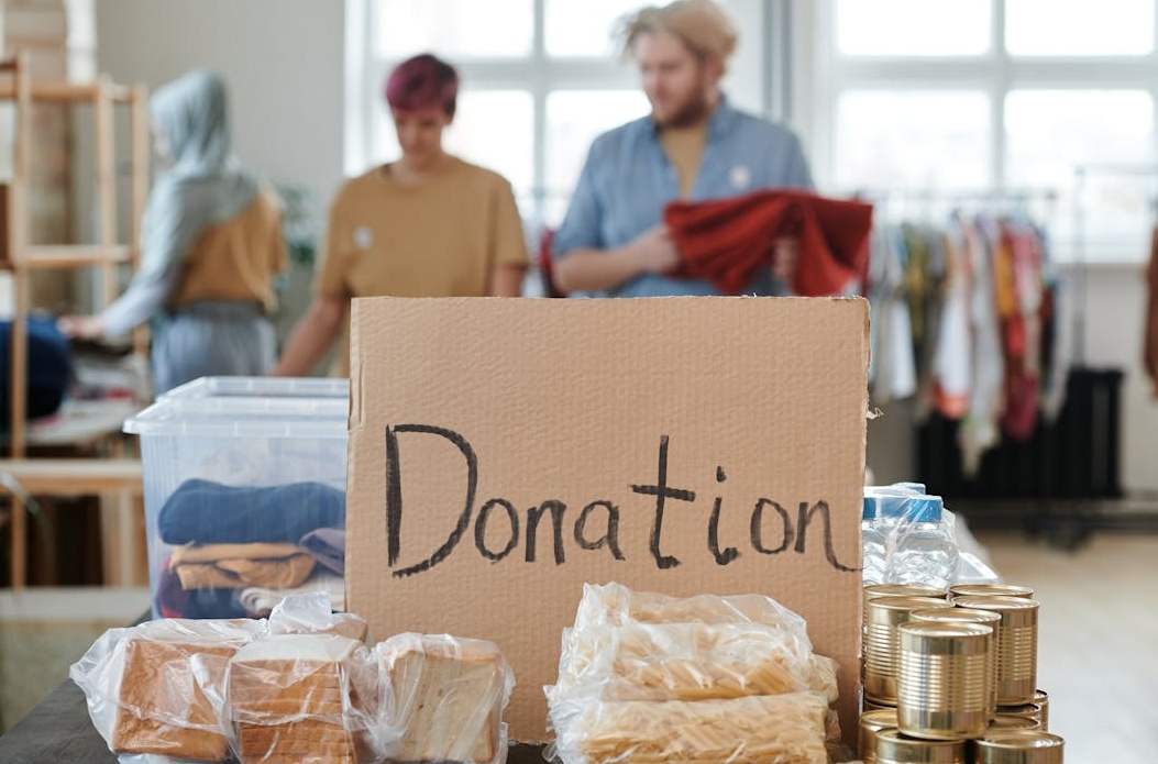 一群人围在一起使用手机,象征着社交网络中的社会认同感