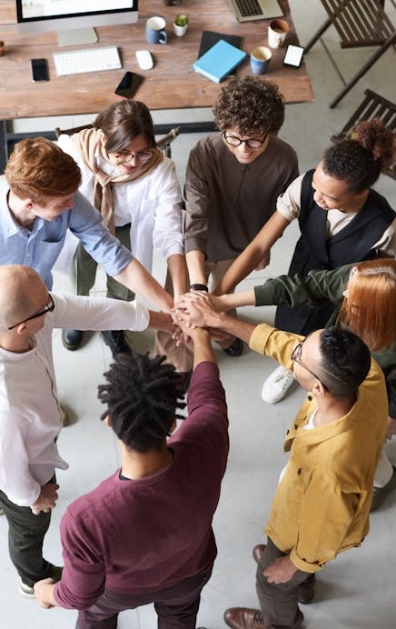 多元化的团队成员正在进行社区互动讨论