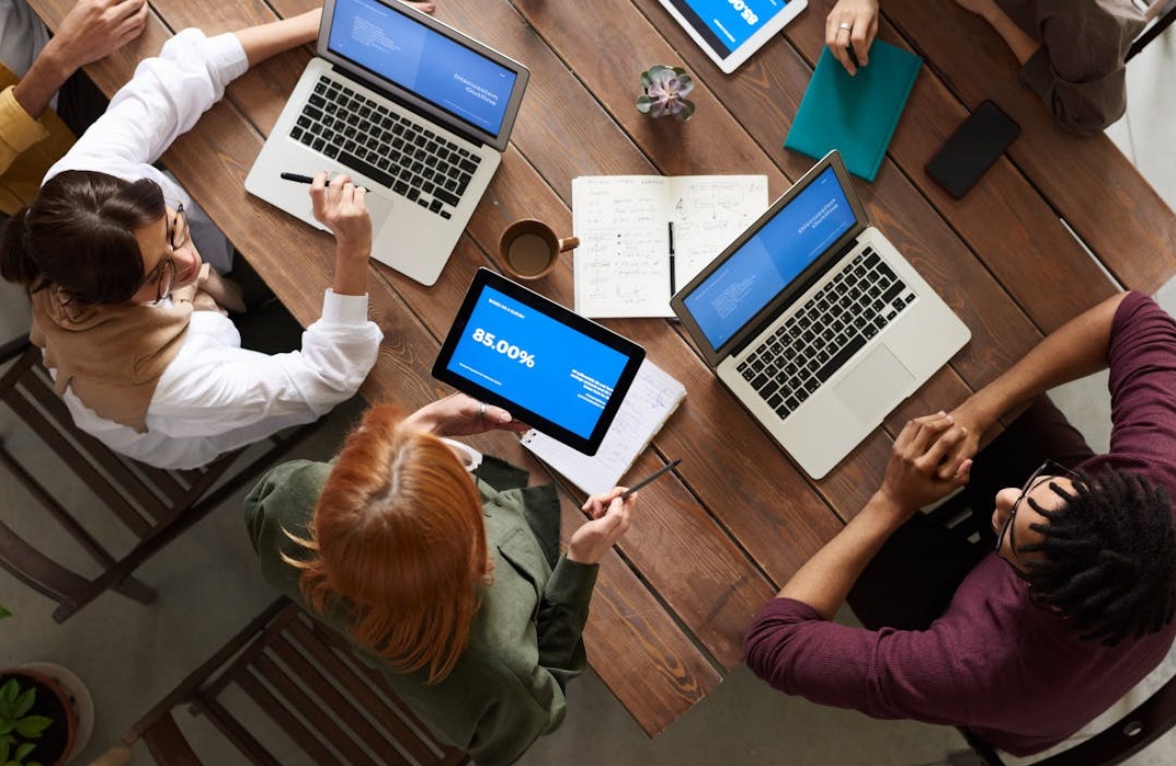 团队成员通过Facebook洞察报告分析数据