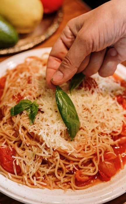 一位用户正在浏览Instagram,考虑如何提升账户影响力