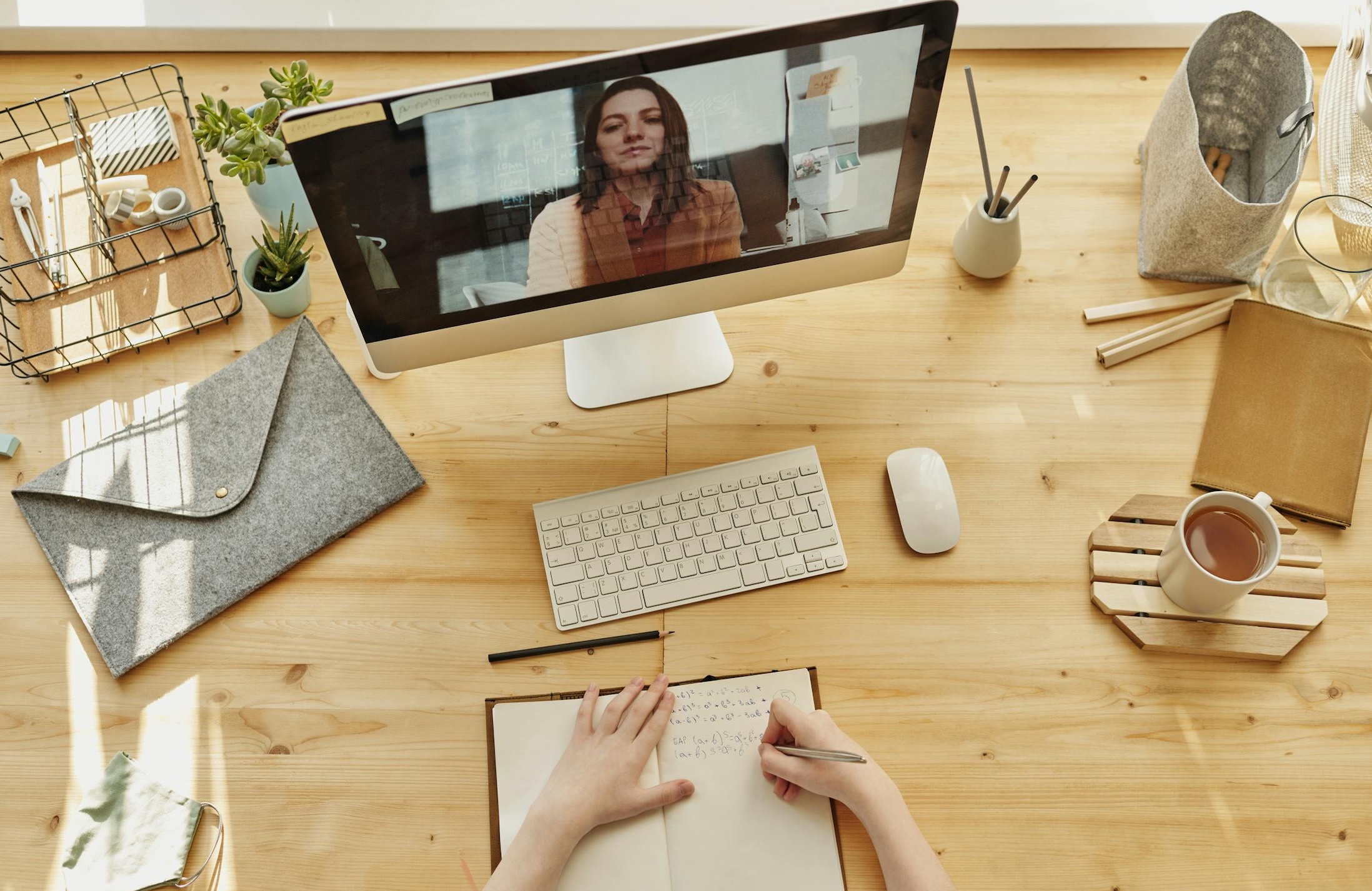 数字营销专家正在分析社交媒体数据增长图表