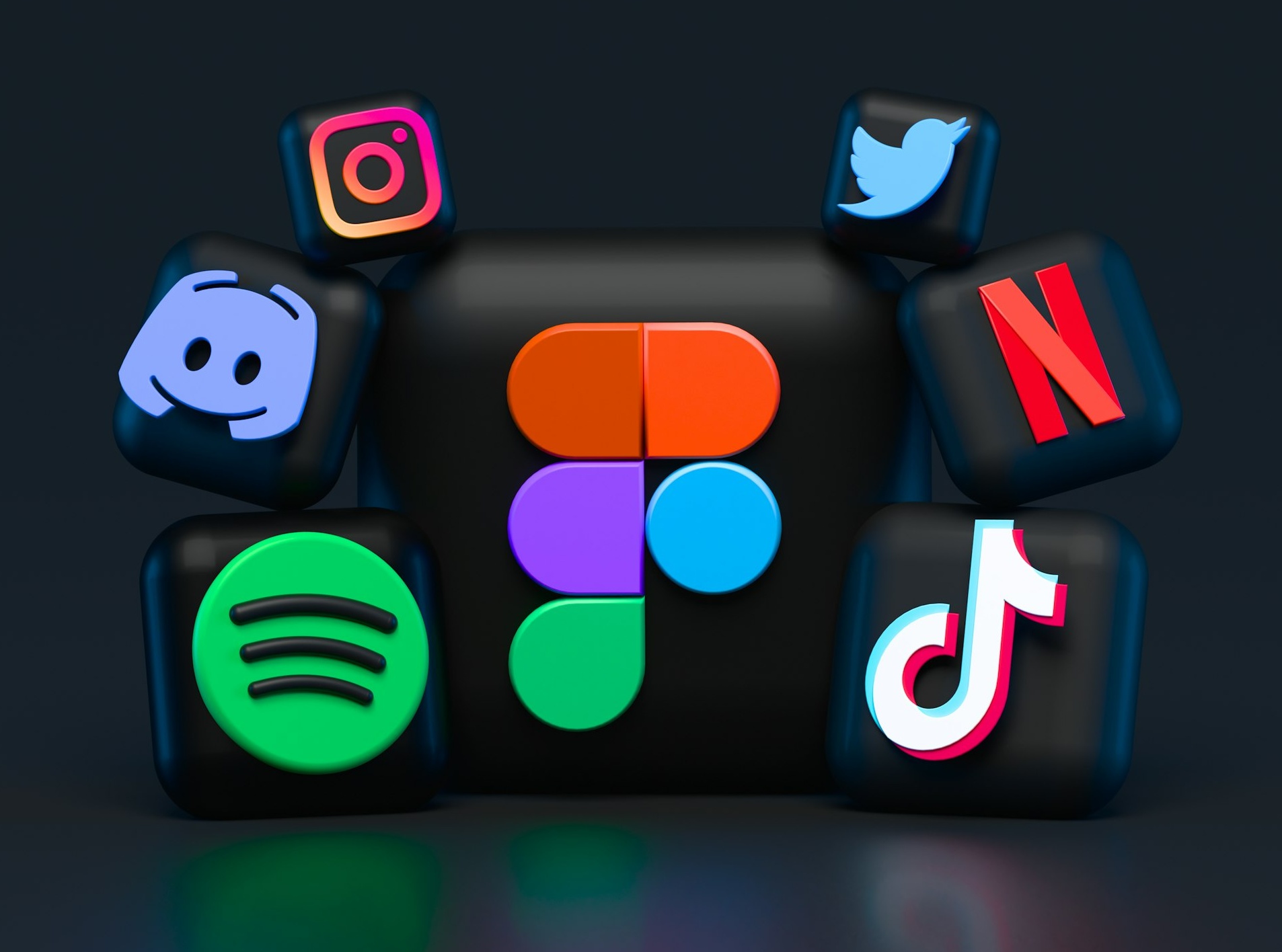 内容创作者正在使用手机和环形灯拍摄TikTok视频