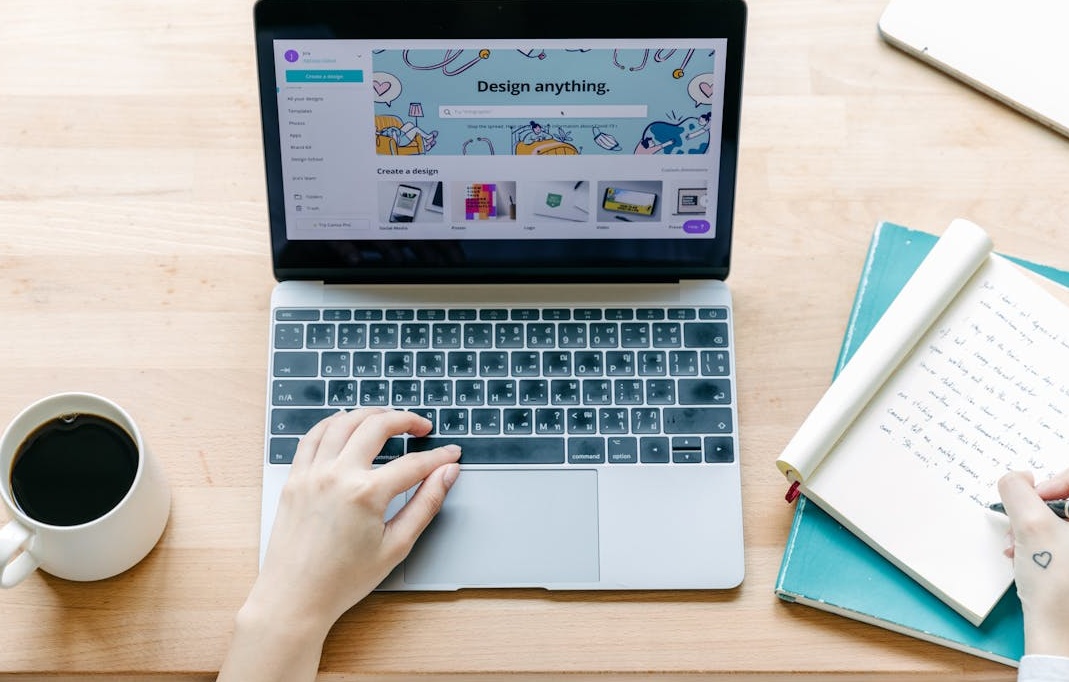 营销专家正在笔记本电脑上管理Facebook粉丝专页