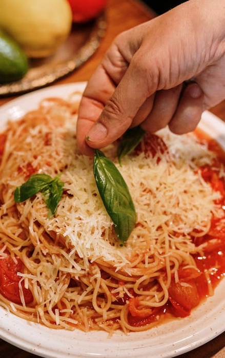 一部显示TikTok应用和大量通知的智能手机，象征着高用户参与度