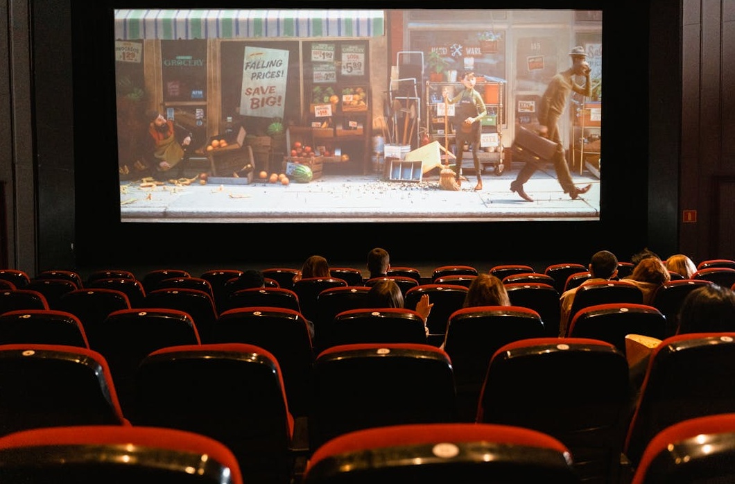 一名创作者正在使用环形灯精心制作TikTok视频，代表高质量内容的重要性