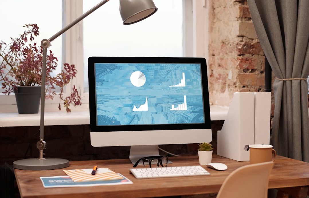 屏幕上显示一个数字安全盾牌图标，代表选择一个安全可靠的服务