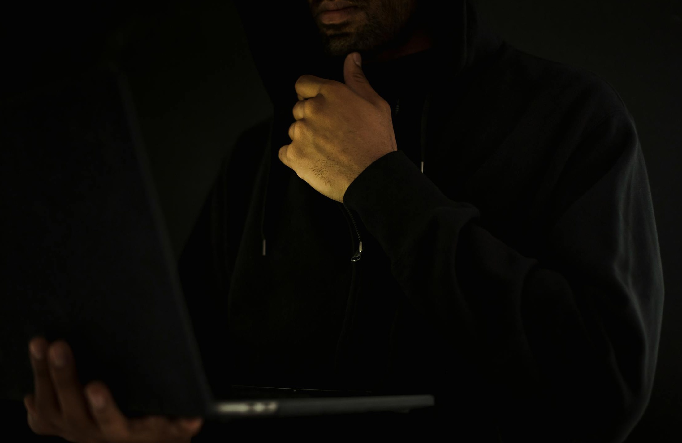 一位营销人员正在分析Facebook直播数据，背景是仪表盘和图表