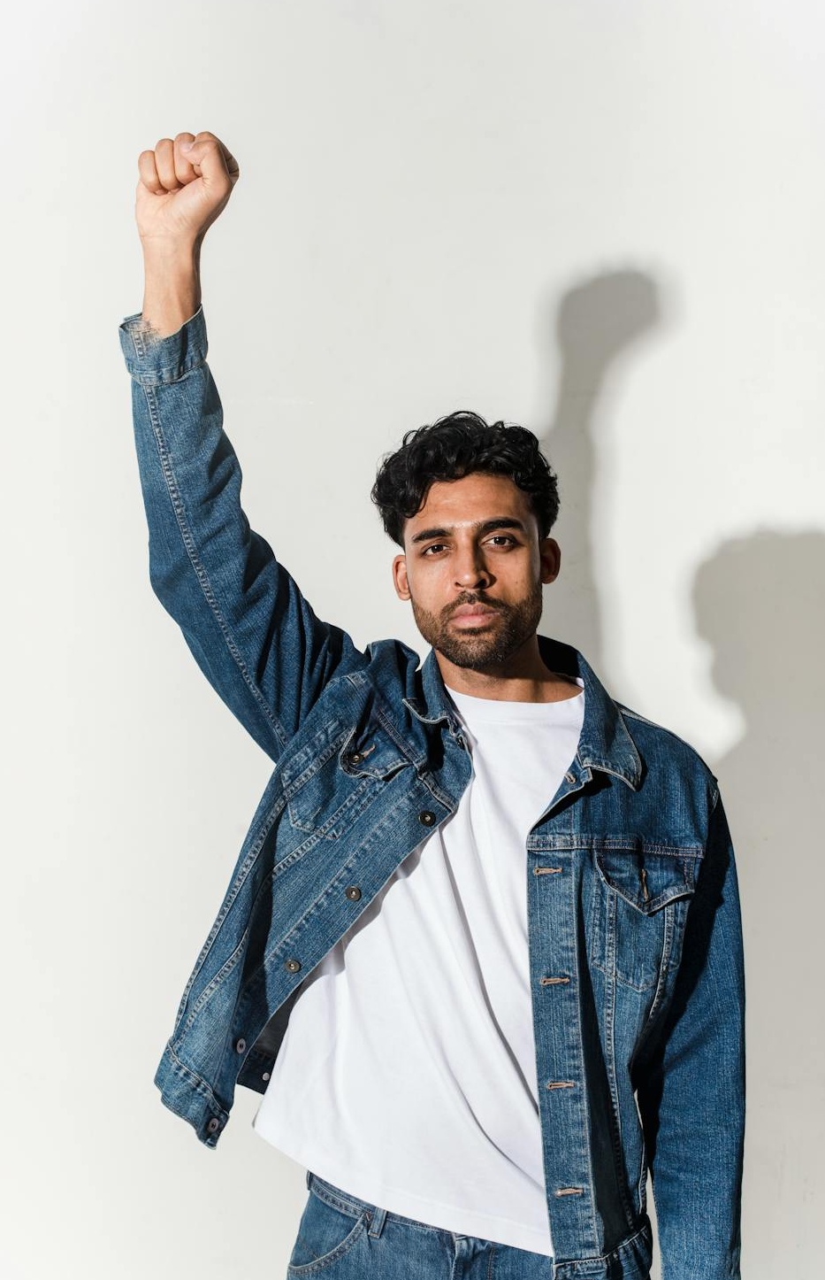 内容创作者正在剪辑和发布Instagram高质量视频作品