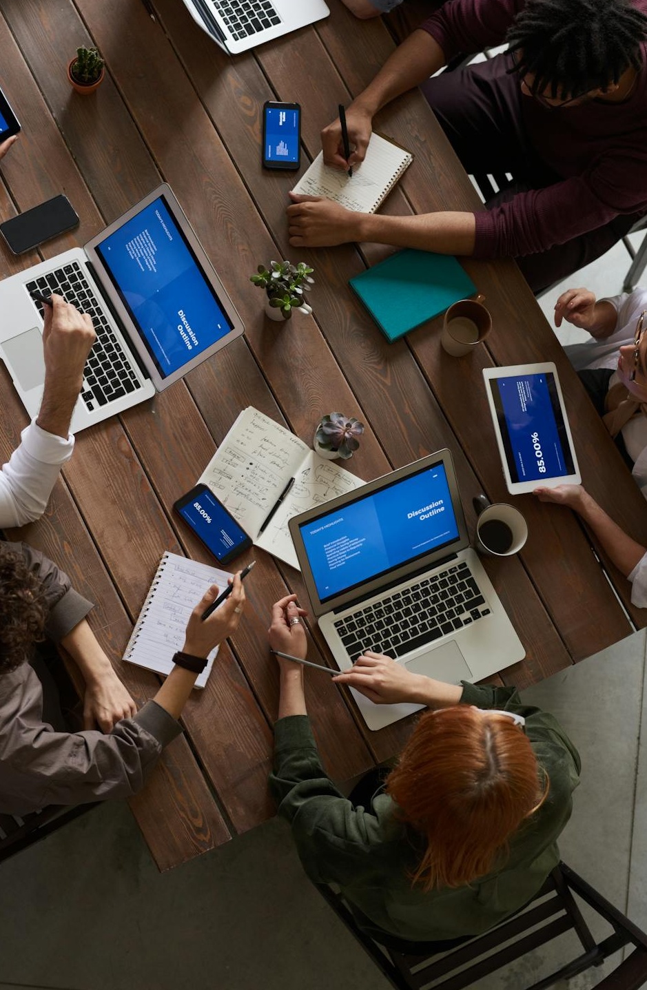 营销团队正在讨论Instagram内容策略和推广方案